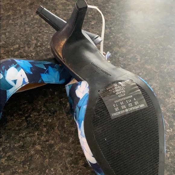 Charles Jourdan slingback flower heels - Picture 4 of 5